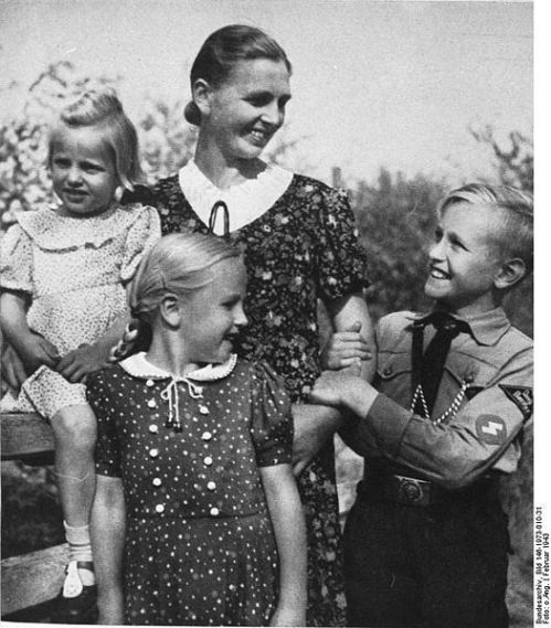 Bundesarchiv_Bild_146-1973-010-31,_Mutter_mit_Kindern